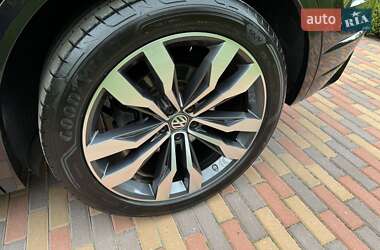 Внедорожник / Кроссовер Volkswagen Touareg 2019 в 