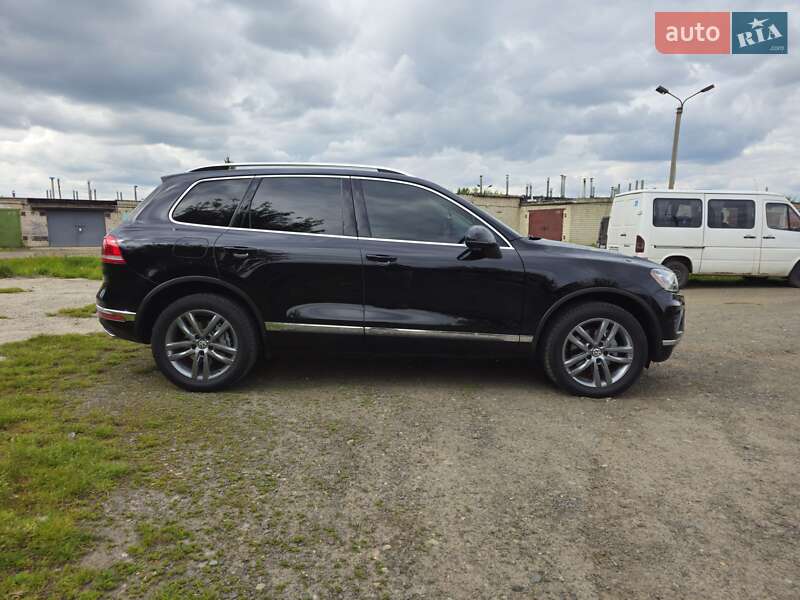Внедорожник / Кроссовер Volkswagen Touareg 2015 в Луцке