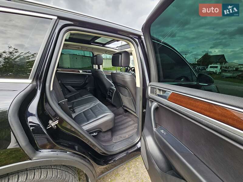 Внедорожник / Кроссовер Volkswagen Touareg 2015 в Луцке