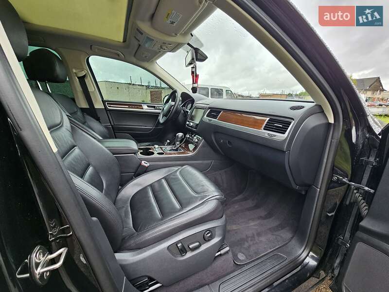 Внедорожник / Кроссовер Volkswagen Touareg 2015 в Луцке