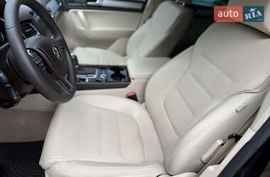 Позашляховик / Кросовер Volkswagen Touareg 2012 в 