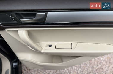 Позашляховик / Кросовер Volkswagen Touareg 2012 в 