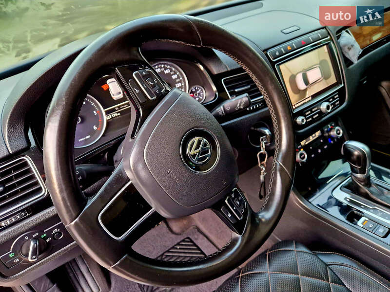 Внедорожник / Кроссовер Volkswagen Touareg 2016 в Шостке