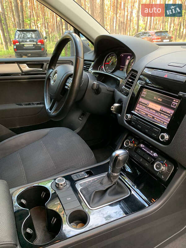 Внедорожник / Кроссовер Volkswagen Touareg 2011 в Львове