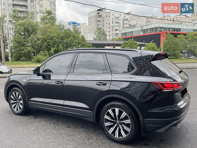 Позашляховик / Кросовер Volkswagen Touareg 2021 в Харкові