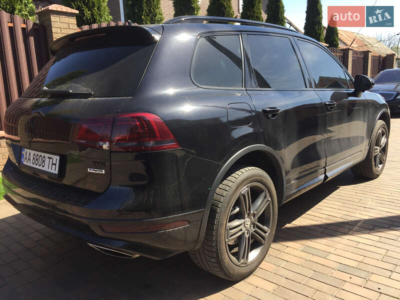 Позашляховик / Кросовер Volkswagen Touareg 2016 в Києві