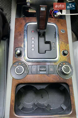 Внедорожник / Кроссовер Volkswagen Touareg 2004 в 