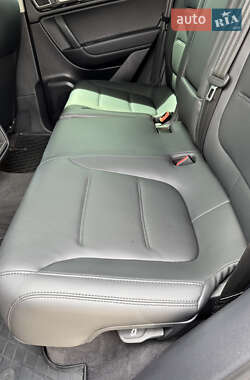 Внедорожник / Кроссовер Volkswagen Touareg 2013 в 