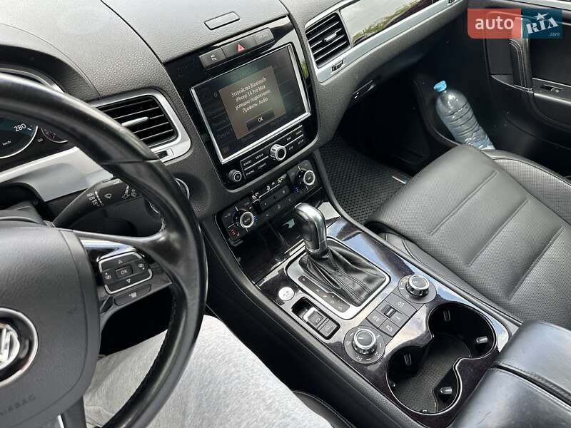 Позашляховик / Кросовер Volkswagen Touareg 2011 в Хмельницькому