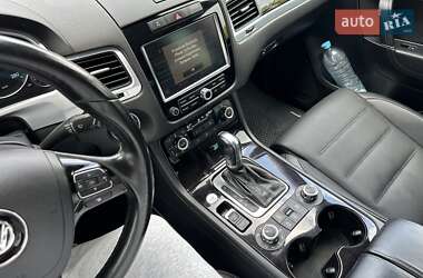 Внедорожник / Кроссовер Volkswagen Touareg 2011 в 