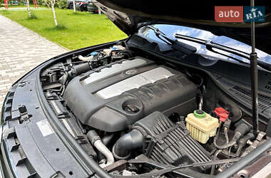 Внедорожник / Кроссовер Volkswagen Touareg 2011 в 