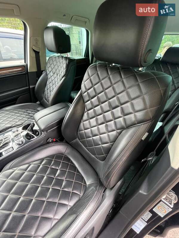 Внедорожник / Кроссовер Volkswagen Touareg 2016 в Одессе