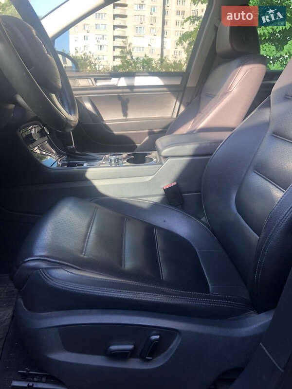 Внедорожник / Кроссовер Volkswagen Touareg 2012 в Киеве