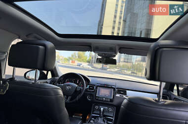 Позашляховик / Кросовер Volkswagen Touareg 2012 в 