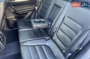 Позашляховик / Кросовер Volkswagen Touareg 2012 в 