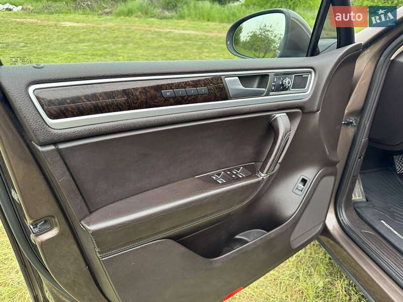 Позашляховик / Кросовер Volkswagen Touareg 2011 в Рівному