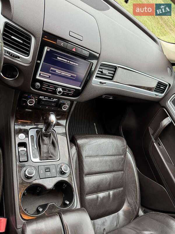 Позашляховик / Кросовер Volkswagen Touareg 2011 в Рівному