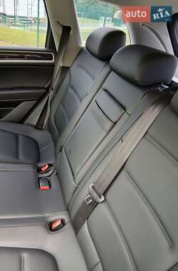 Позашляховик / Кросовер Volkswagen Touareg 2012 в 
