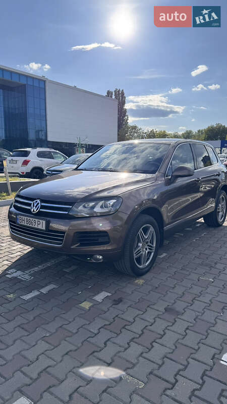 Внедорожник / Кроссовер Volkswagen Touareg 2011 в 