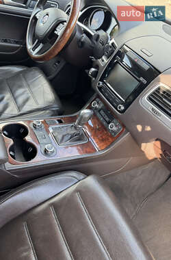 Внедорожник / Кроссовер Volkswagen Touareg 2011 в 