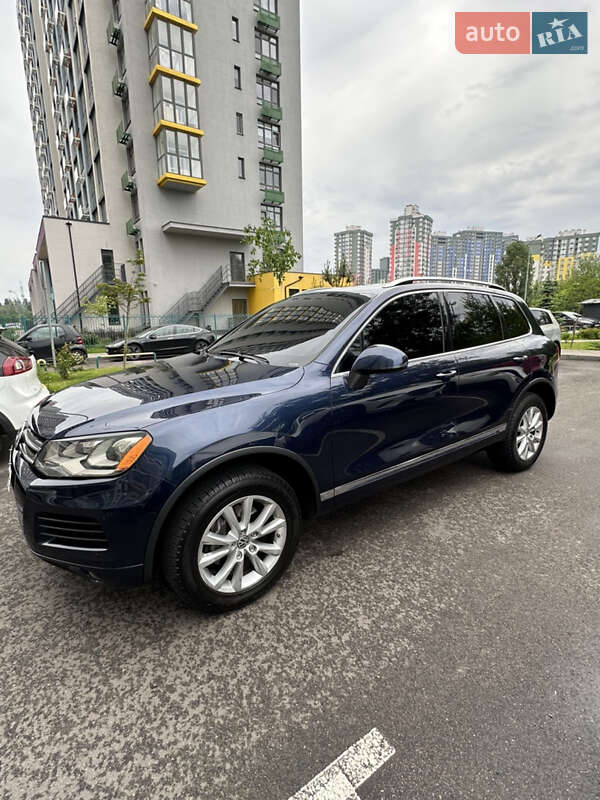 Внедорожник / Кроссовер Volkswagen Touareg 2013 в Киеве