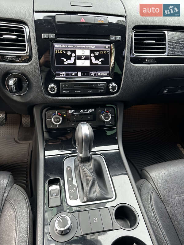 Внедорожник / Кроссовер Volkswagen Touareg 2013 в Киеве