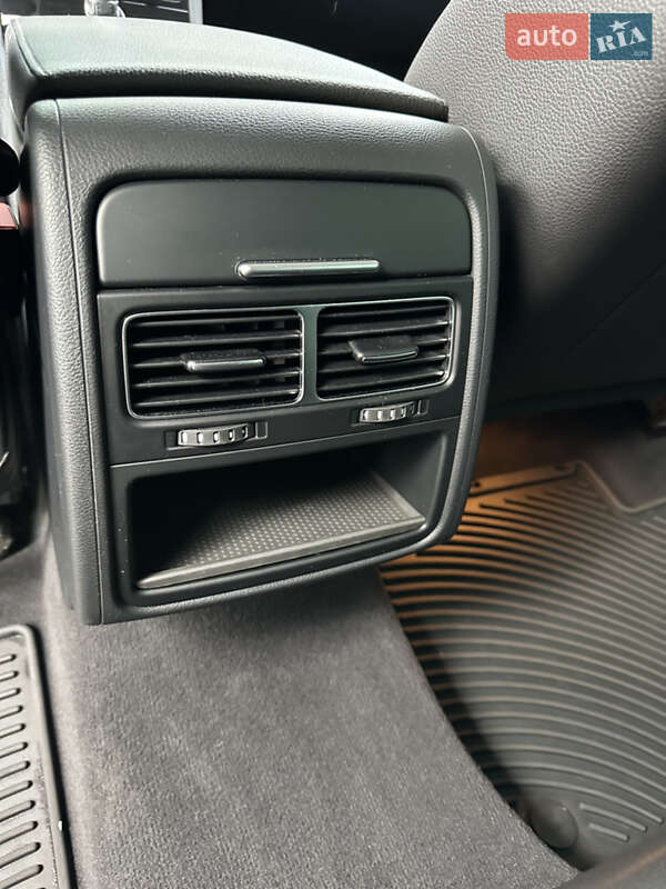 Внедорожник / Кроссовер Volkswagen Touareg 2013 в Киеве