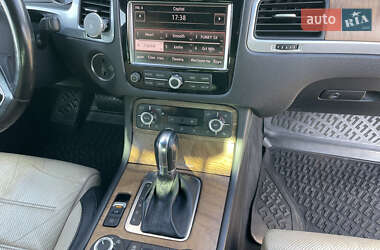 Внедорожник / Кроссовер Volkswagen Touareg 2011 в 