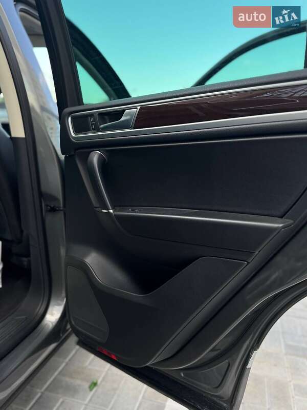 Внедорожник / Кроссовер Volkswagen Touareg 2015 в Смеле