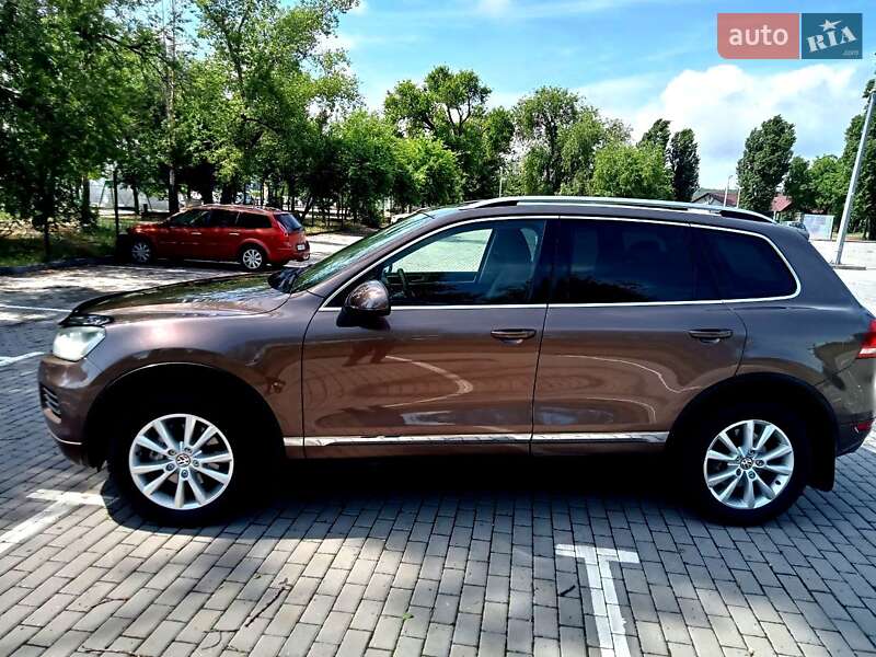 Позашляховик / Кросовер Volkswagen Touareg 2012 в 