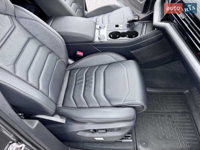 Позашляховик / Кросовер Volkswagen Touareg 2020 в Києві
