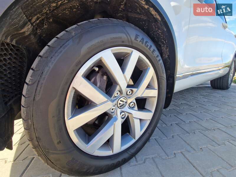 Позашляховик / Кросовер Volkswagen Touareg 2013 в Києві