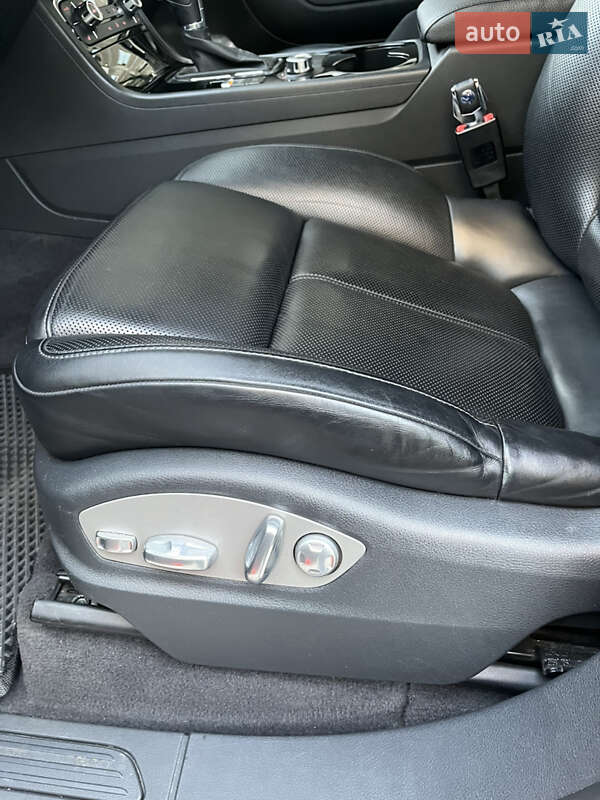 Позашляховик / Кросовер Volkswagen Touareg 2014 в Києві