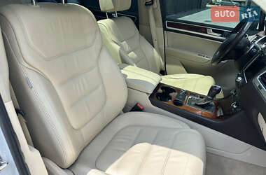 Позашляховик / Кросовер Volkswagen Touareg 2012 в 