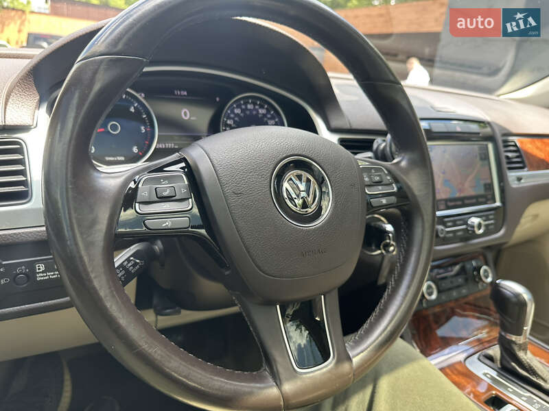 Позашляховик / Кросовер Volkswagen Touareg 2012 в Києві