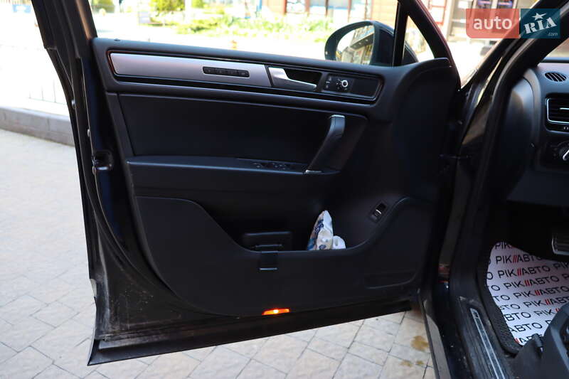 Внедорожник / Кроссовер Volkswagen Touareg 2013 в Львове