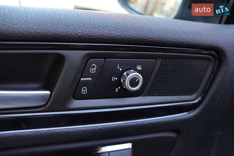 Внедорожник / Кроссовер Volkswagen Touareg 2013 в Львове
