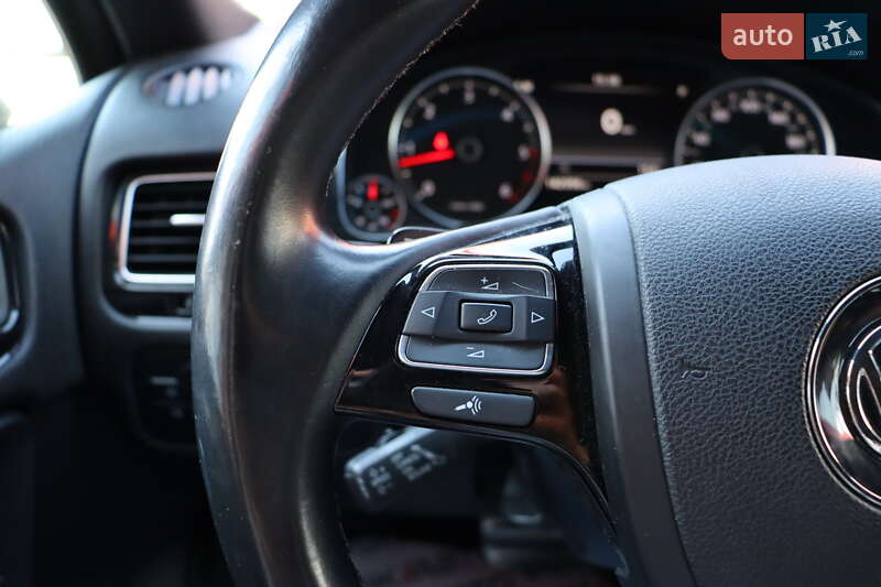 Внедорожник / Кроссовер Volkswagen Touareg 2013 в Львове
