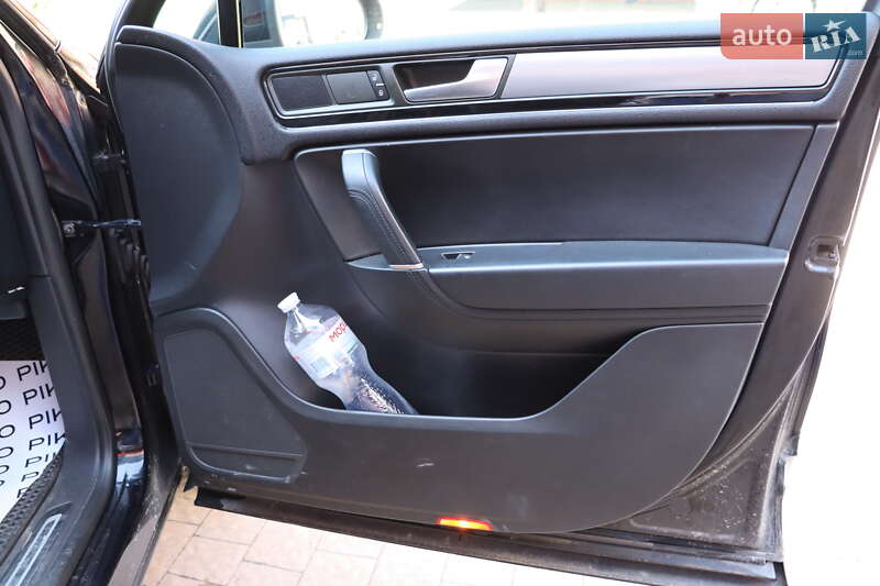 Внедорожник / Кроссовер Volkswagen Touareg 2013 в Львове