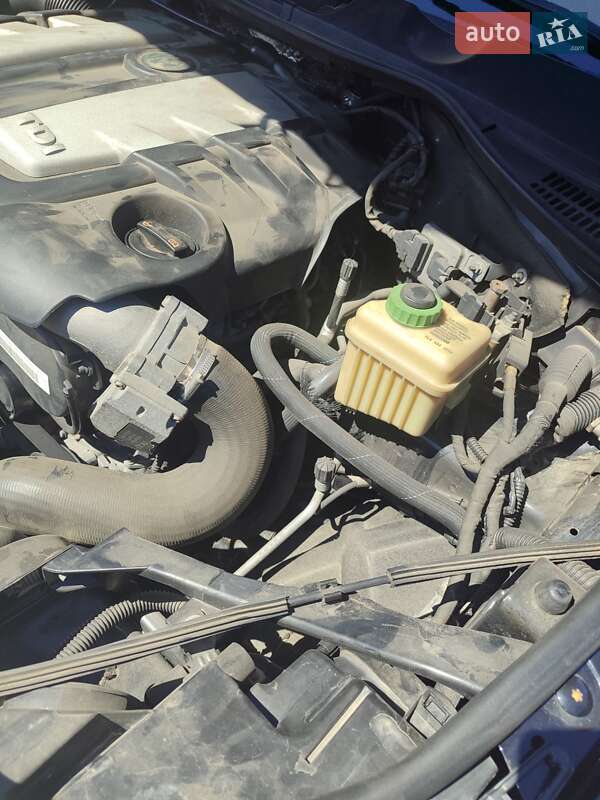 Внедорожник / Кроссовер Volkswagen Touareg 2011 в Киеве