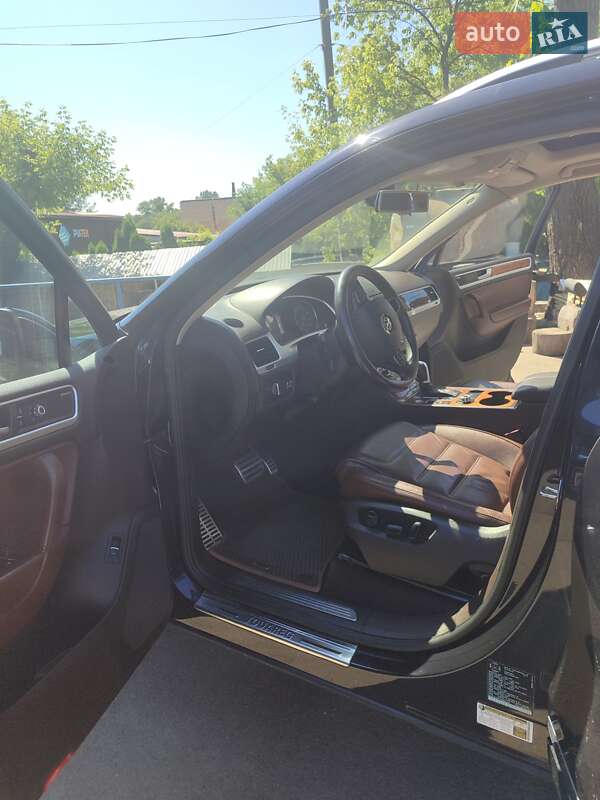 Внедорожник / Кроссовер Volkswagen Touareg 2011 в Киеве