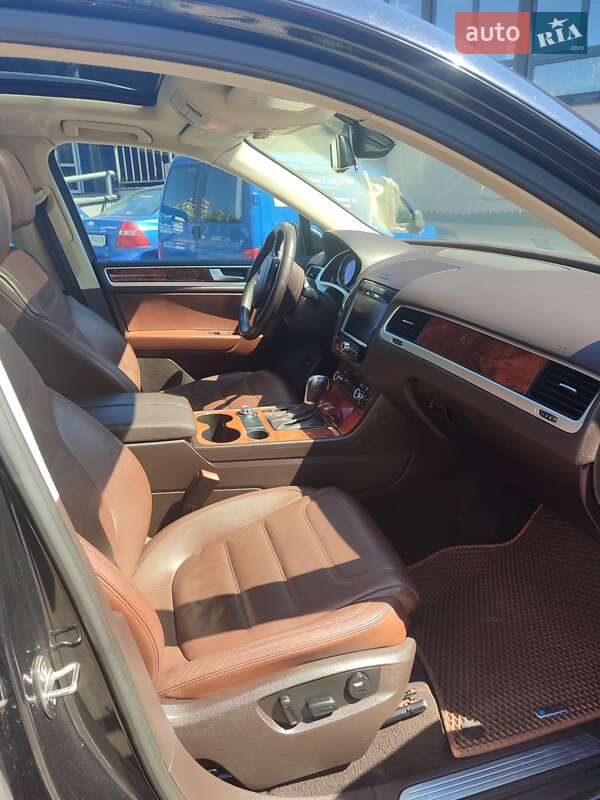 Внедорожник / Кроссовер Volkswagen Touareg 2011 в Киеве
