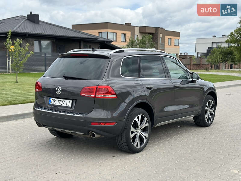 Внедорожник / Кроссовер Volkswagen Touareg 2011 в Ровно