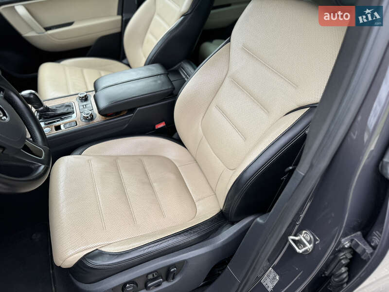 Внедорожник / Кроссовер Volkswagen Touareg 2011 в Ровно