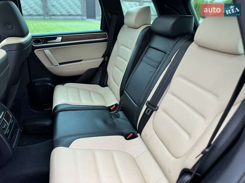 Внедорожник / Кроссовер Volkswagen Touareg 2011 в Ровно