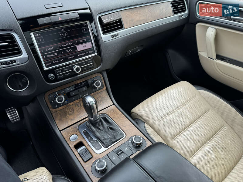 Внедорожник / Кроссовер Volkswagen Touareg 2011 в Ровно