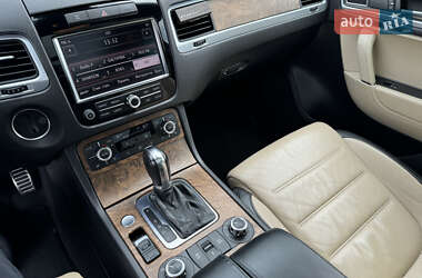 Позашляховик / Кросовер Volkswagen Touareg 2011 в 
