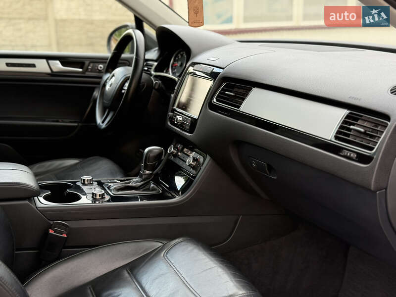Позашляховик / Кросовер Volkswagen Touareg 2012 в Камені-Каширському