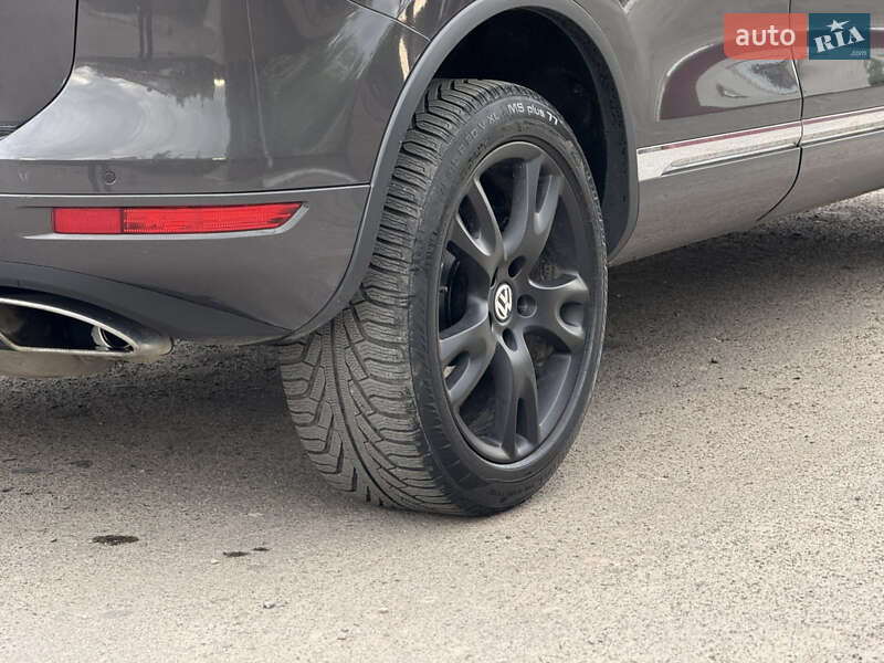 Позашляховик / Кросовер Volkswagen Touareg 2012 в Камені-Каширському