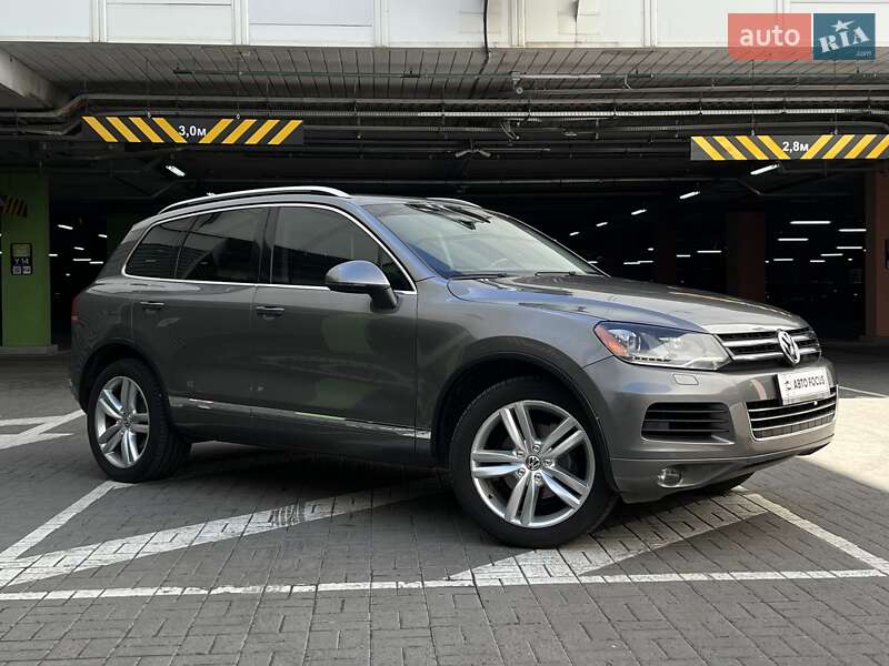 Внедорожник / Кроссовер Volkswagen Touareg 2012 в 